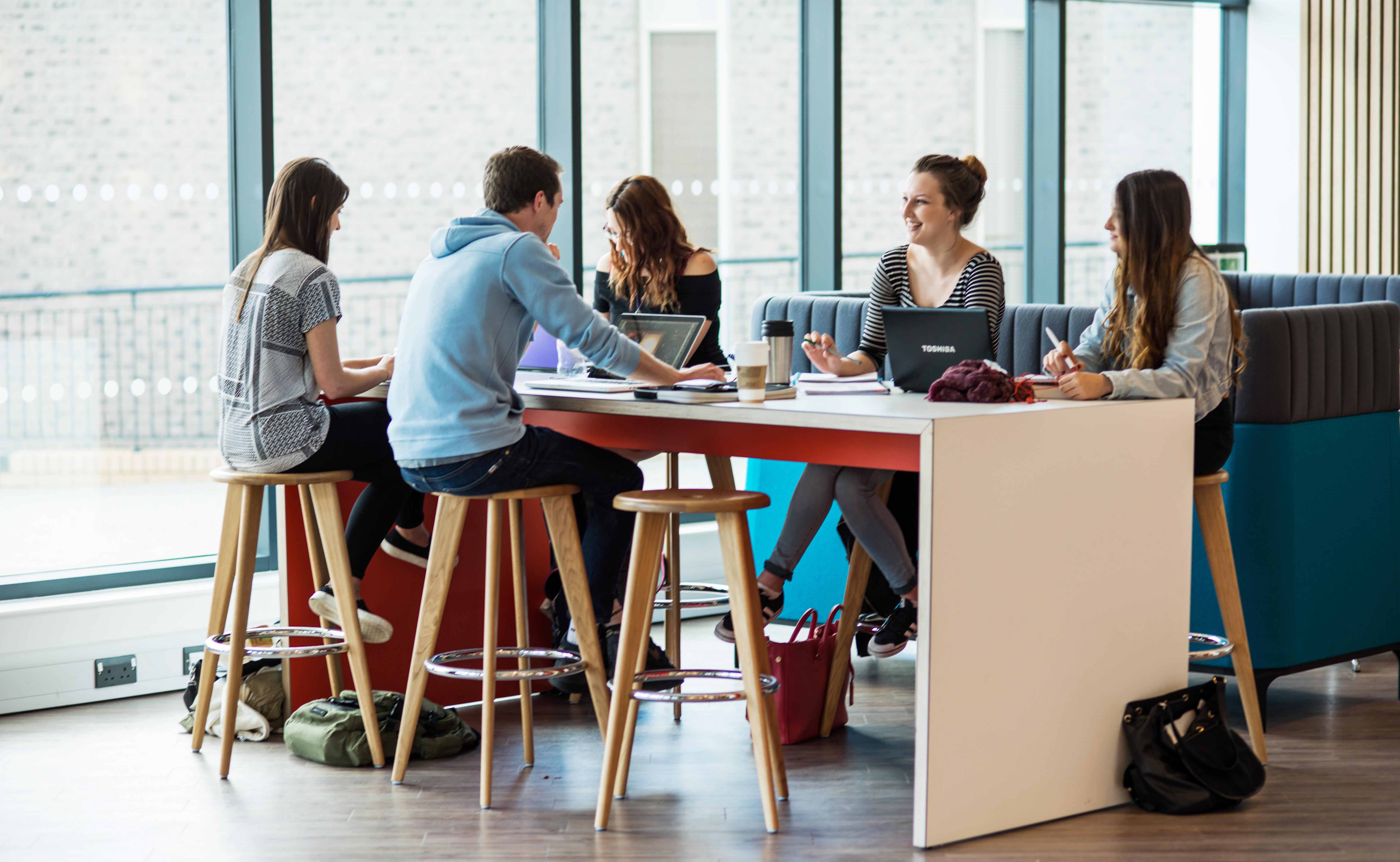 Стол лицей 4. Study french. Общественные места. Арт форма частных школ. Школа является общественным местом.