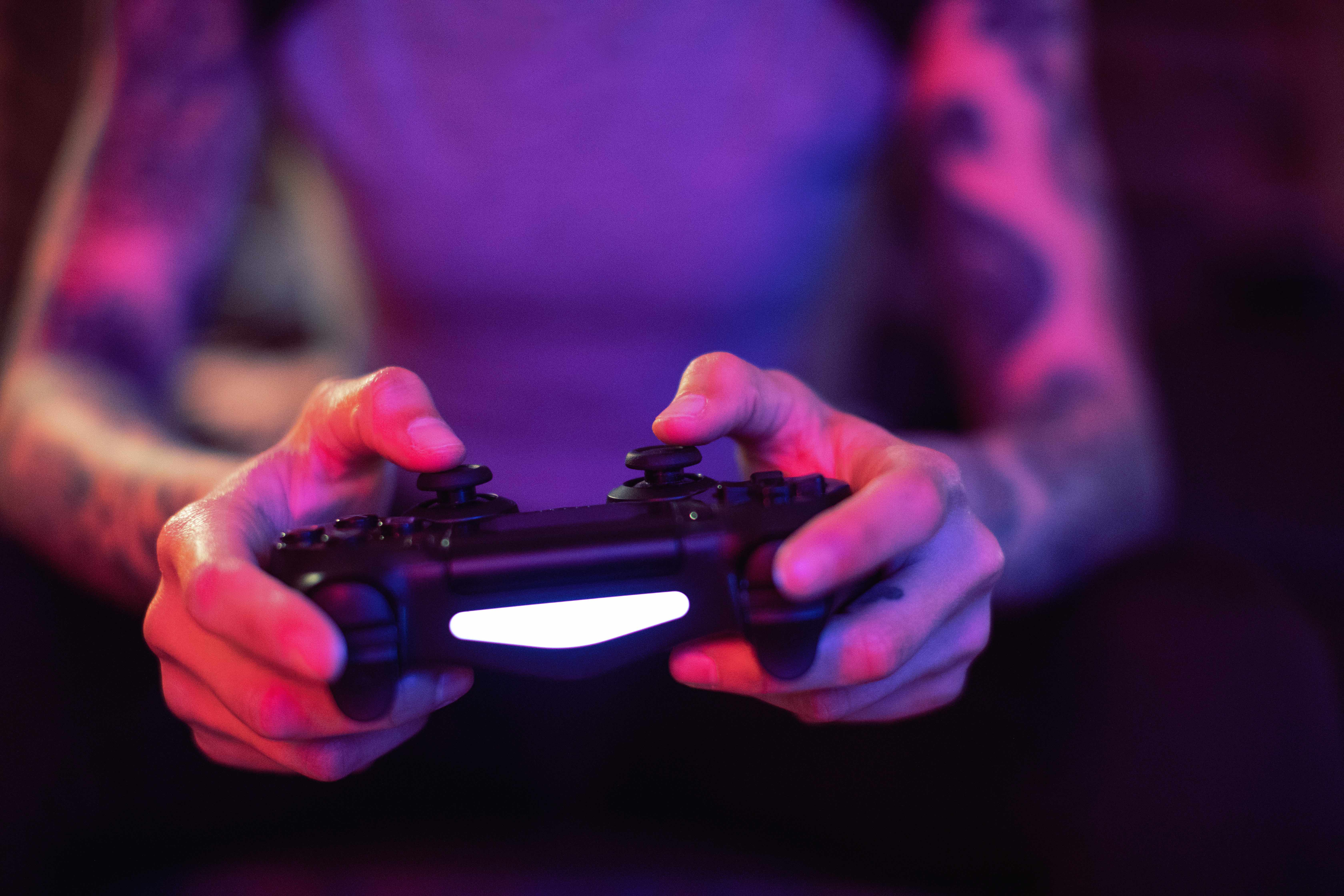 Gaming more. Геймер фото. Геймер за компьютером. Гейминг человек. Геймеры в ярости.