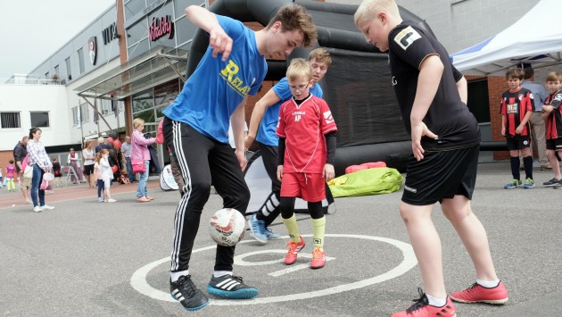 Relays students with children at AFCB