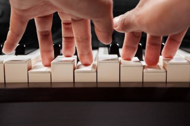  piano with hands