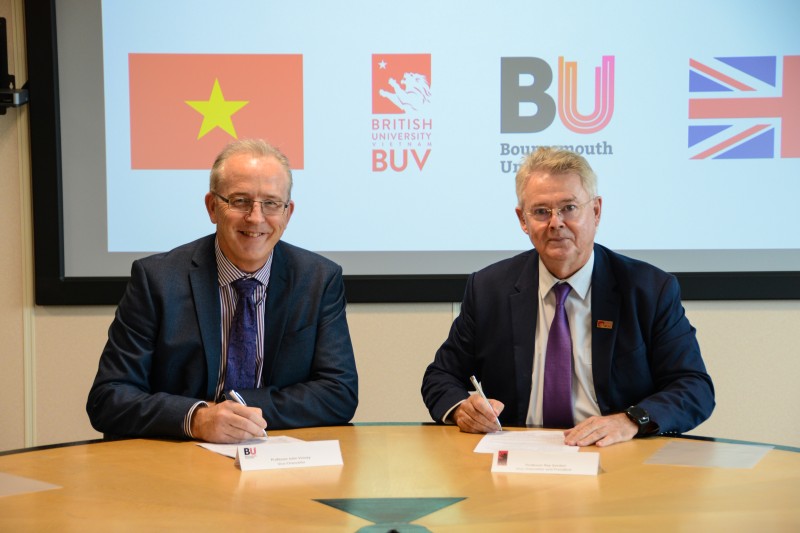 Two vice-chancellors signing agreement