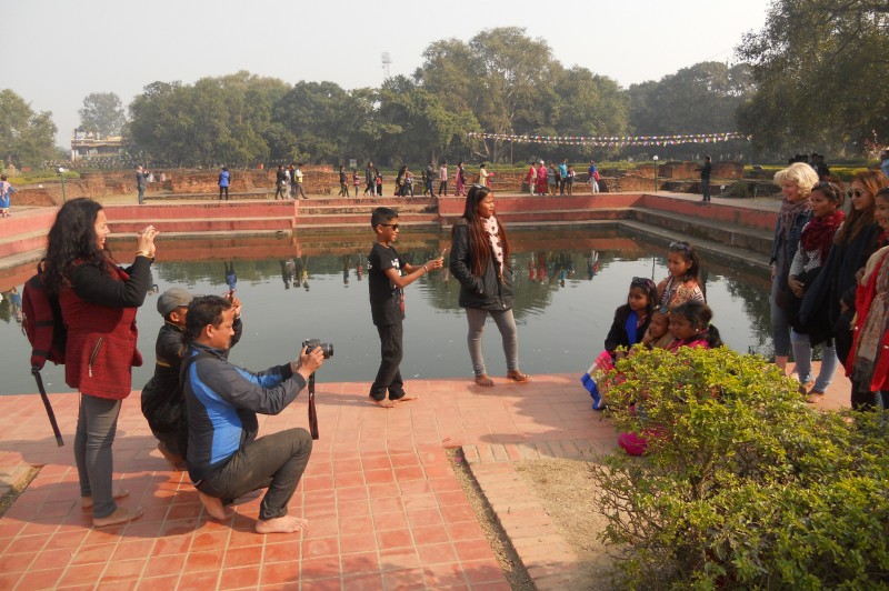 The researcher as tourist: “Photographing the photographer”