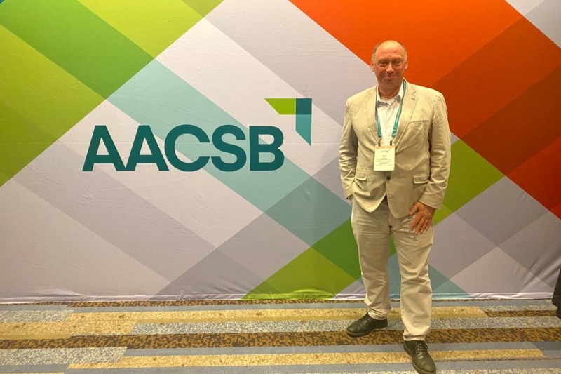 Lee Miles at AACSB awards