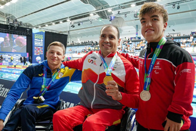 Leo McCrea podium The three medallists wearing their tracksuits with their medals