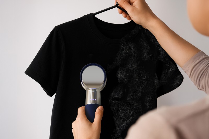 An image showing the Losity device taking off pet hair from a t-shirt
