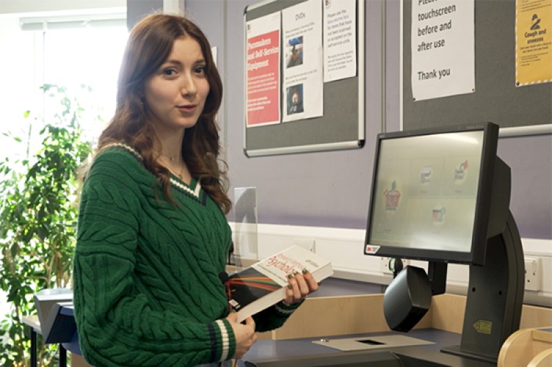 student using pc to find a book