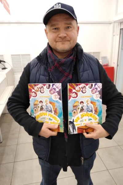 Dr Sergiy Taranenko holding 2 copies of his book