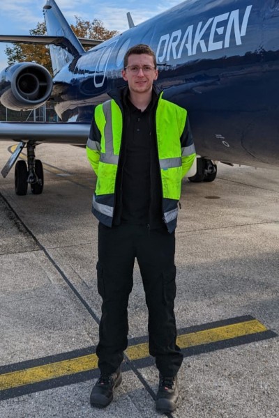 Elliott Smith standing by a plane. 