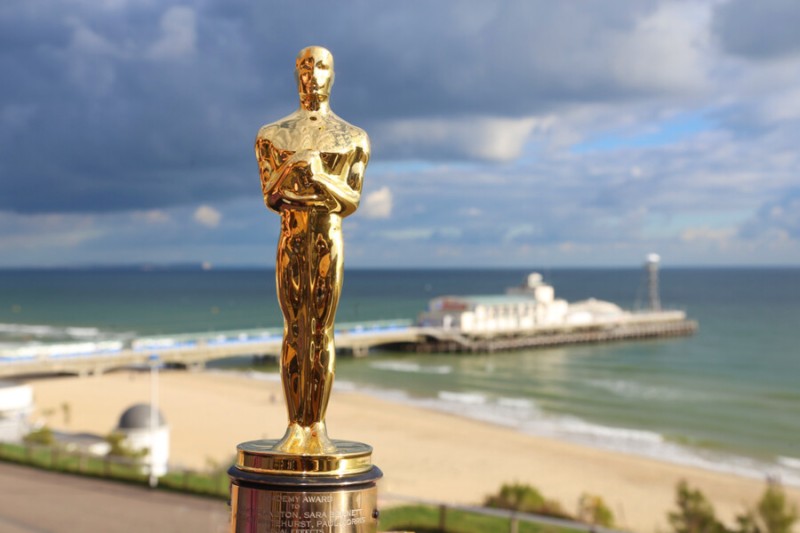 Picture of the Oscar award in front of Bournemouth Pier