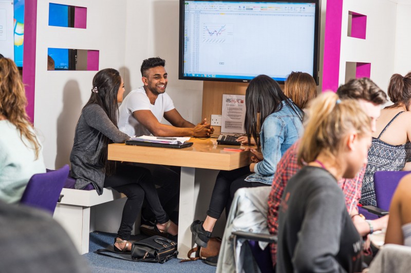 international students in library 