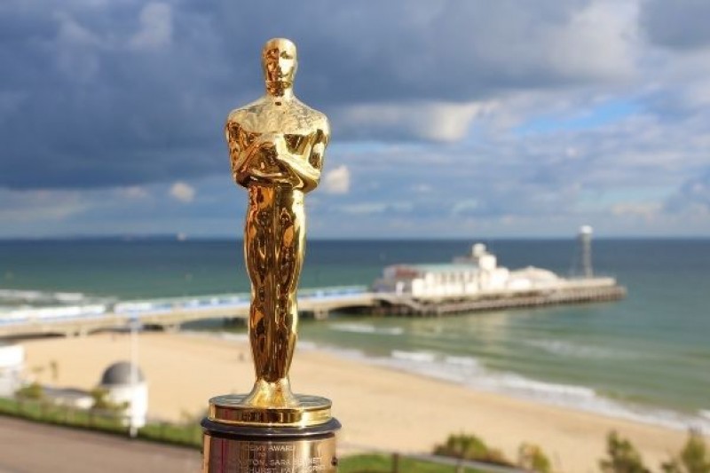 Oscar An Oscar statue, with Bournemouth beach and pier in the background